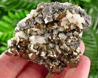 方解石の結晶化を伴う素晴らしい黄鉄鉱、クリスタル、鉱物、天然