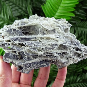 Chalcedon mit Rhodochrosit-Kristall, Chalcedon-Stein, Rohkristall, natürliches Mineral, Kristallcluster, Heilkristall, Mineralprobe