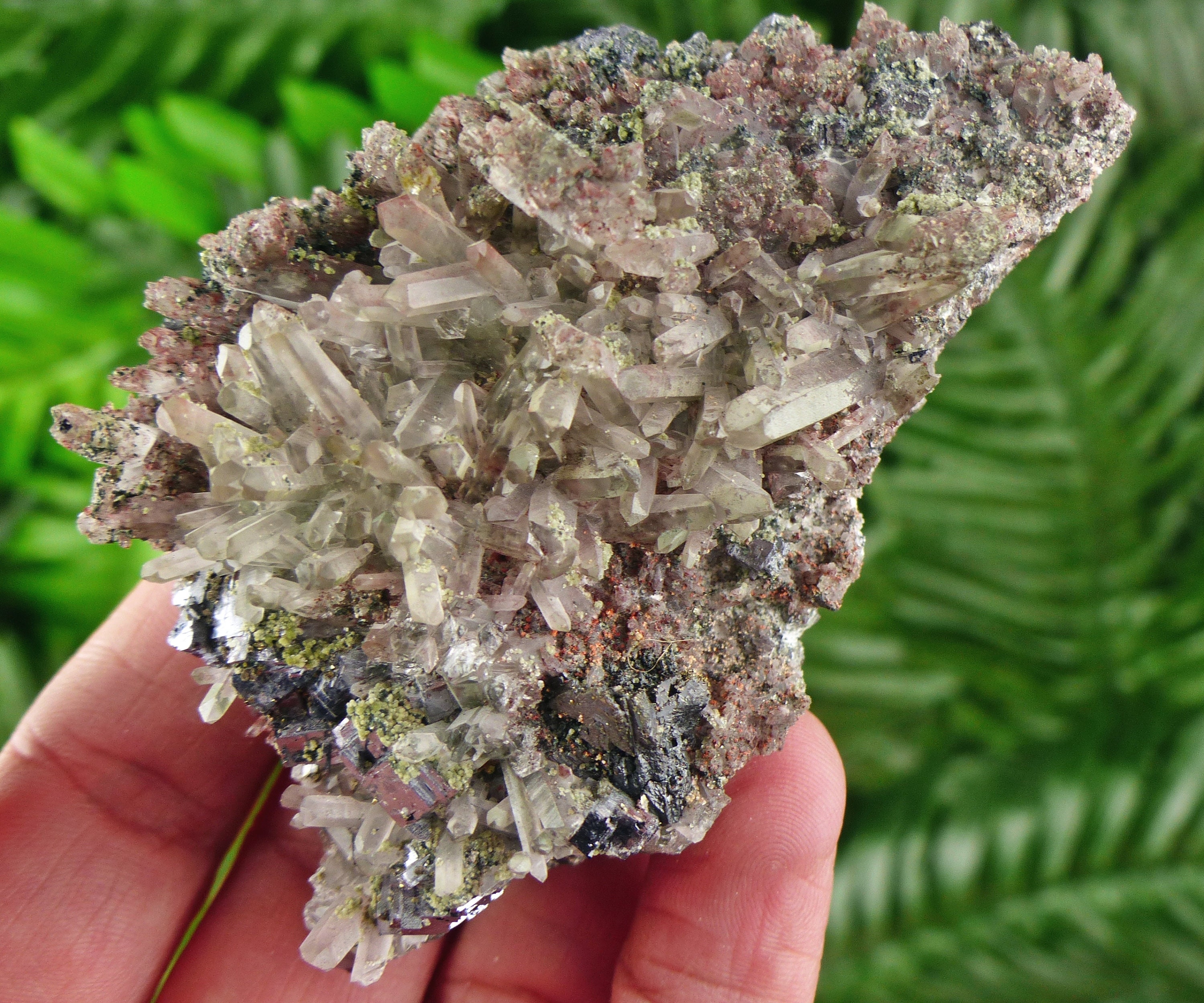 ヘマタイト、エピドート、クロライトを含む素晴らしいクリアクォーツ