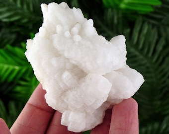 Calcite ricoperta di cristalli di calcedonio, cristallo di calcite, calcedonio, cristallo grezzo, minerale naturale, cluster di cristalli, esemplare minerale B769