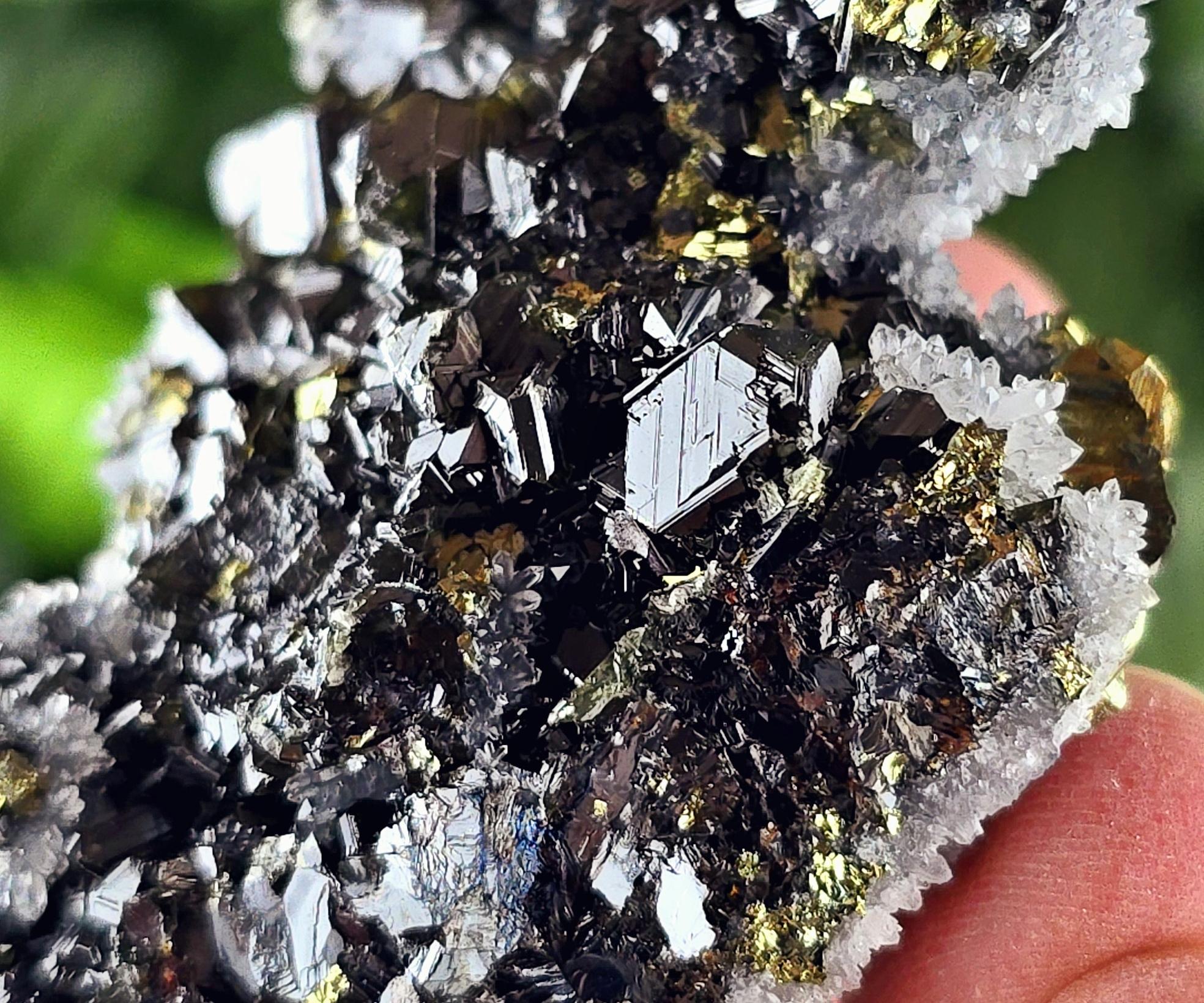 ☆SALE☆黄銅鉱 原石（ 水晶 閃亜鉛鉱 黄鉄鉱 を含む)　天然石　鉱物 ☆SALE☆黄銅鉱 原石（ 水晶 閃亜鉛鉱 黄鉄鉱 を含む) 天然石 鉱物