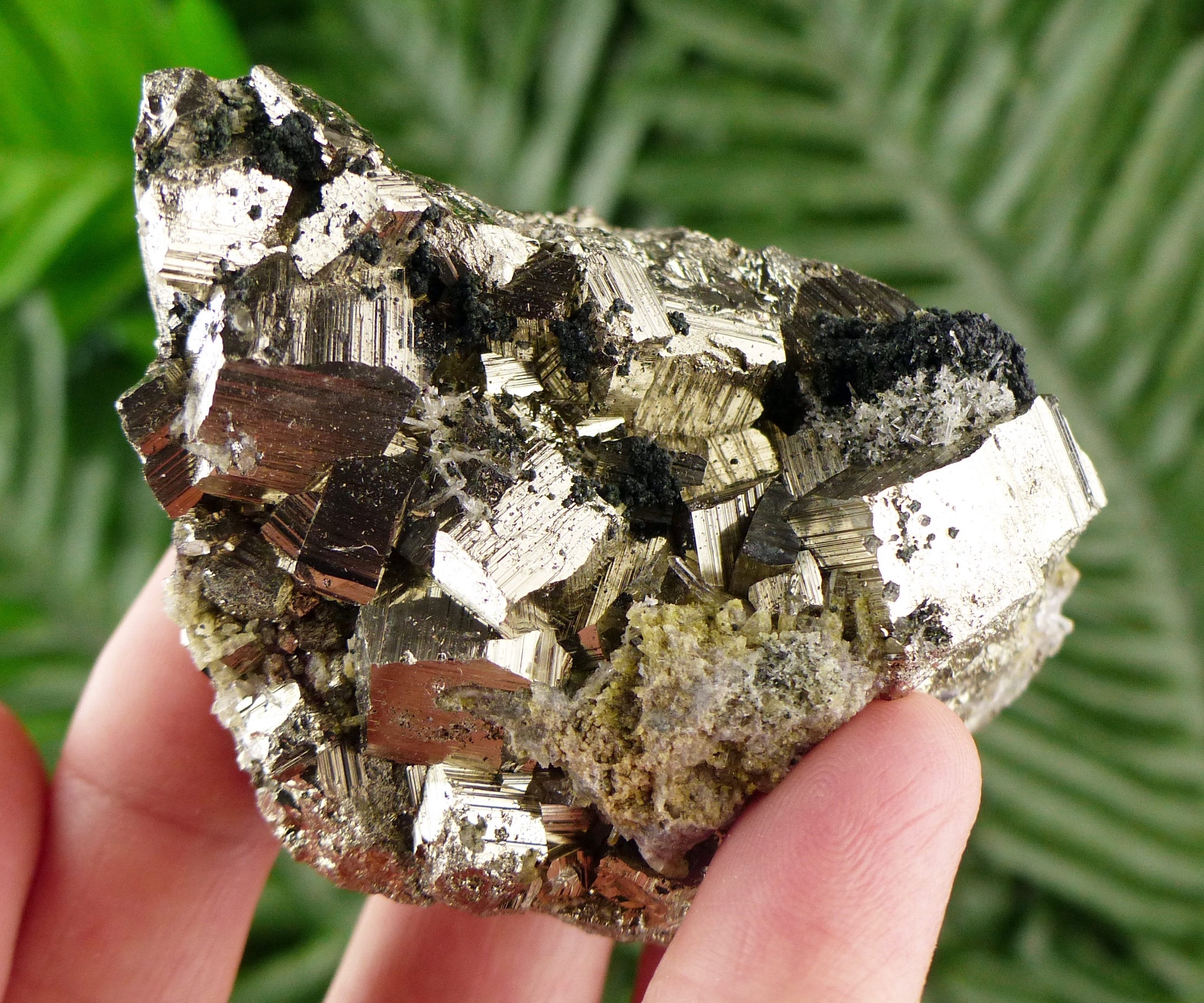 鉄酸化物を含む黄鉄鉱、光沢のある水晶、原石、天然水晶、石、石