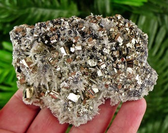 方解石の結晶化を伴う素晴らしい黄鉄鉱、クリスタル、鉱物、天然