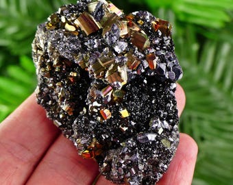 方解石の結晶化を伴う素晴らしい黄鉄鉱、クリスタル、鉱物、天然