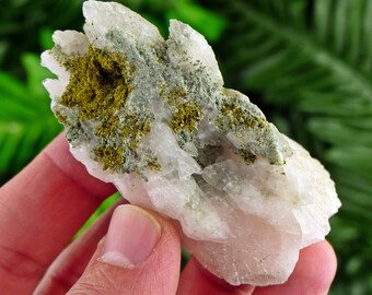 素晴らしい緑簾石入り方解石、原石クリスタル、天然鉱物、ヒーリング