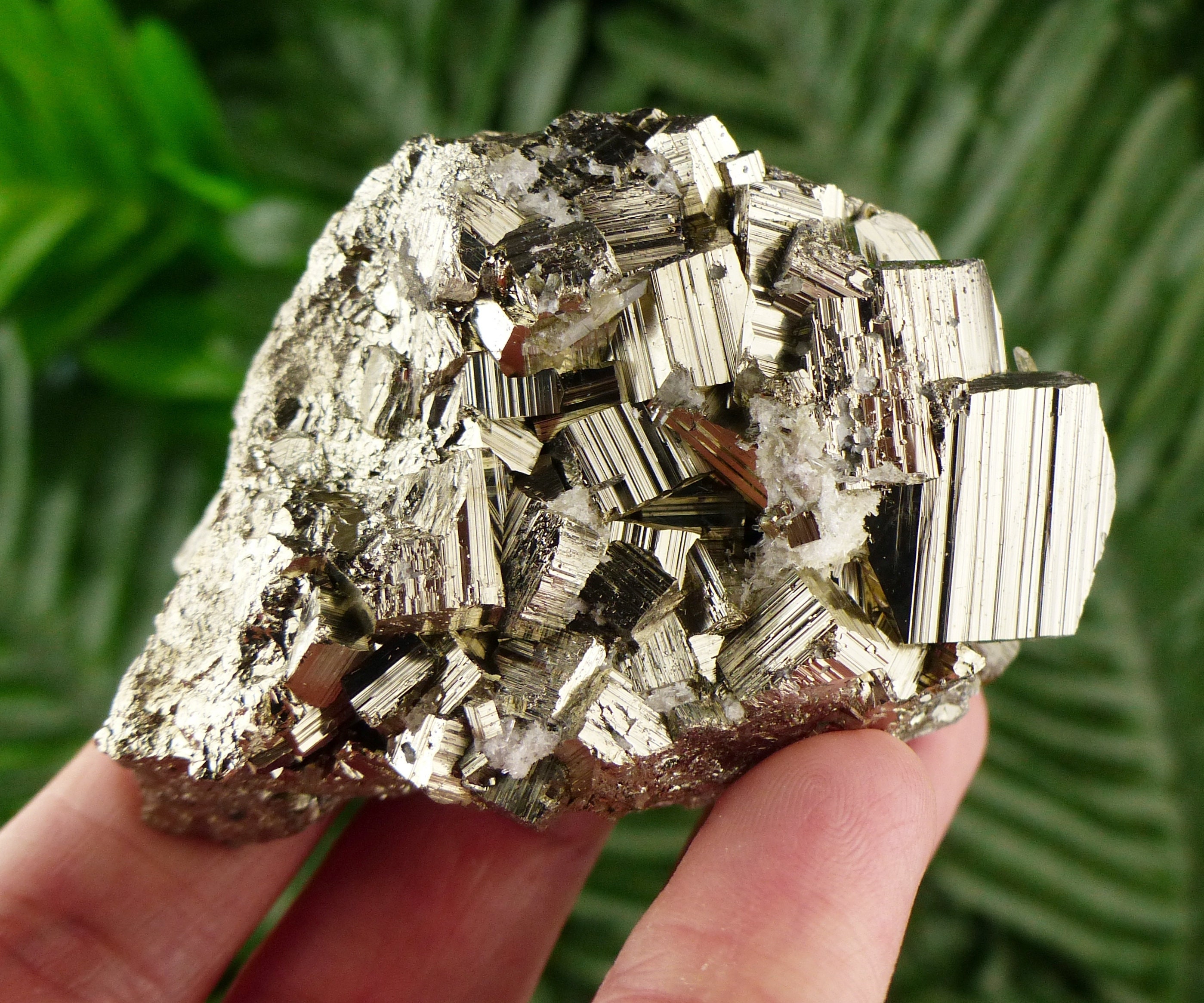 鉄酸化物を含む黄鉄鉱、光沢のある水晶、原石、天然水晶、石、石