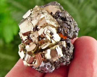 方解石入りの素晴らしい黄鉄鉱、原石、天然鉱物、スピリチュアル