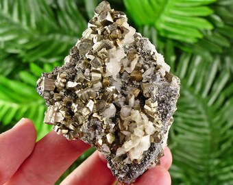 方解石の結晶化を伴う素晴らしい黄鉄鉱、クリスタル、鉱物、天然