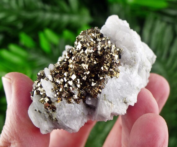 天然石 方解石と黄鉄鉱 方解石標本上の黄銅鉱原石：黄鉄鉱クラスター、富の結晶 - Etsy 日本