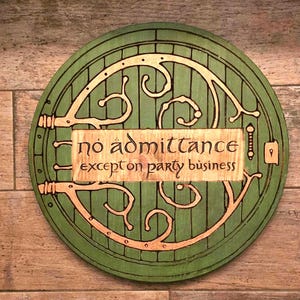 以下が含まれることがあります： 丸い緑色の木製サインで、ドアのデザインと「no admittance except on party business」という文字が様式化されたフォントで書かれています。サインには鍵穴と、より明るい色の装飾的なアクセントがあります。