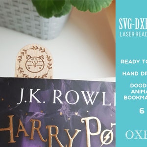 Może przedstawiać: Drewniana zakładka z laserowo wyciętym wzorem sowy otoczonej liśćmi. Zakładka leży na książce zatytułowanej "J.K. Rowling Harry Potter". Tekst "SVG-DXF-EPS PLIKI GOTOWE DO LASERA GOTOWE DO CIĘCIA RYSOWANE RĘCZNIE KICZOWATE ZWIERZĘCE ZAKŁADKI 6 OXEE" znajduje się w tle.