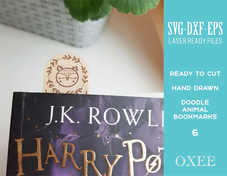 Może przedstawiać: Drewniana zakładka z laserowo wyciętym wzorem sowy otoczonej liśćmi. Zakładka leży na książce zatytułowanej "J.K. Rowling Harry Potter". Tekst "SVG-DXF-EPS PLIKI GOTOWE DO LASERA GOTOWE DO CIĘCIA RYSOWANE RĘCZNIE KICZOWATE ZWIERZĘCE ZAKŁADKI 6 OXEE" znajduje się w tle.