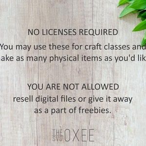 Może przedstawiać: Tekst na tle imitującym drewno z zielonymi liśćmi w prawym g&oacute;rnym rogu. Tekst brzmi "NO LICENSES REQUIRED You may use these for craft classes and make as many physical items as you'd like. YOU ARE NOT ALLOWED resell digital files or give it away as a part of freebies. THE SVG OXEE"