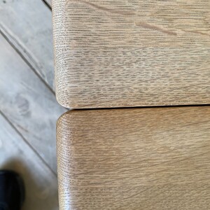 Puede incluir: Primer plano de una superficie de madera marr&oacute;n claro con un acabado liso y pulido. La veta de la madera es visible y tiene un aspecto natural y r&uacute;stico.