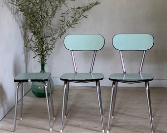 Chaises et tabouret Formica vert amande