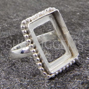 Puede incluir: Engaste de anillo de plata con bisel rectangular, con un borde de cuentas. El engaste está diseñado para sujetar una piedra preciosa u otro material.