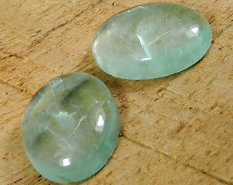 Paire de cabochons en apatite verte : pierre précieuse ovale de 16 x 12 mm