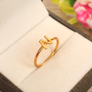 Spersonalizowany pierścień inicjałowy: pozłacany pierścień do łączenia ze srebra próby 925