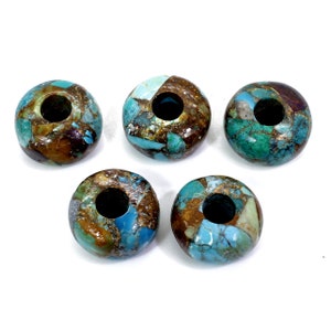 Op de afbeelding: Vijf ronde kralen met een gat in het midden. De kralen zijn een mix van turquoise, bruin en goud. De kralen hebben een gepolijste, glanzende afwerking tegen een witte achtergrond.