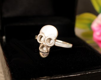 Dainty Little Skull Stacking Ring, 925 Sterling Silver Skull Ring, Skull Stackable Ring, Small Thin Minimalist Ring, Halloween Midi Ring