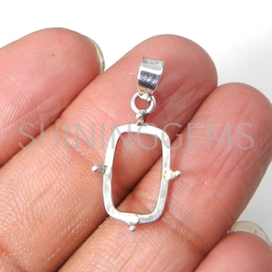 Puede incluir: Engaste de bisel para colgante de plata con una abertura rectangular y cuatro garras. El bisel está diseñado para sujetar una piedra preciosa u otro material.
