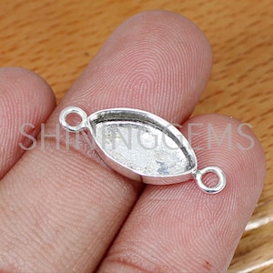 Puede incluir: Engaste de bisel ovalado de plata con dos anillos de salto. El bisel está diseñado para sujetar una piedra cabujón.