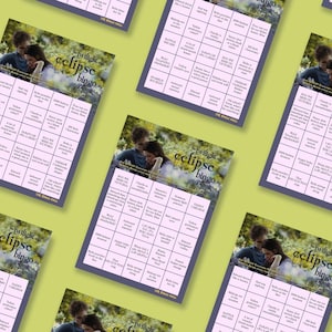 Könnte beinhalten: Eine lila und rosafarbene Bingokarte mit dem Titel "Twilight Eclipse Bingo". Die Karte hat 25 Felder mit verschiedenen Sätzen, die sich auf den Film Twilight Eclipse beziehen. Die Felder sind mit Sätzen wie "Bella ist schwanger", "Jacob ist oben ohne" und "Edward ist eifersüchtig" gefüllt.