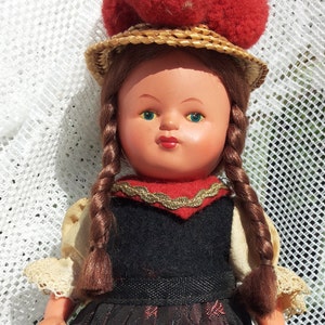 Folkloristisch dik popje bruine vlechten / Vintage kinderspeelgoed / Poppenverzameling / Strooien hoed / Retro / Slavisch / Kanten mouwen afbeelding 2