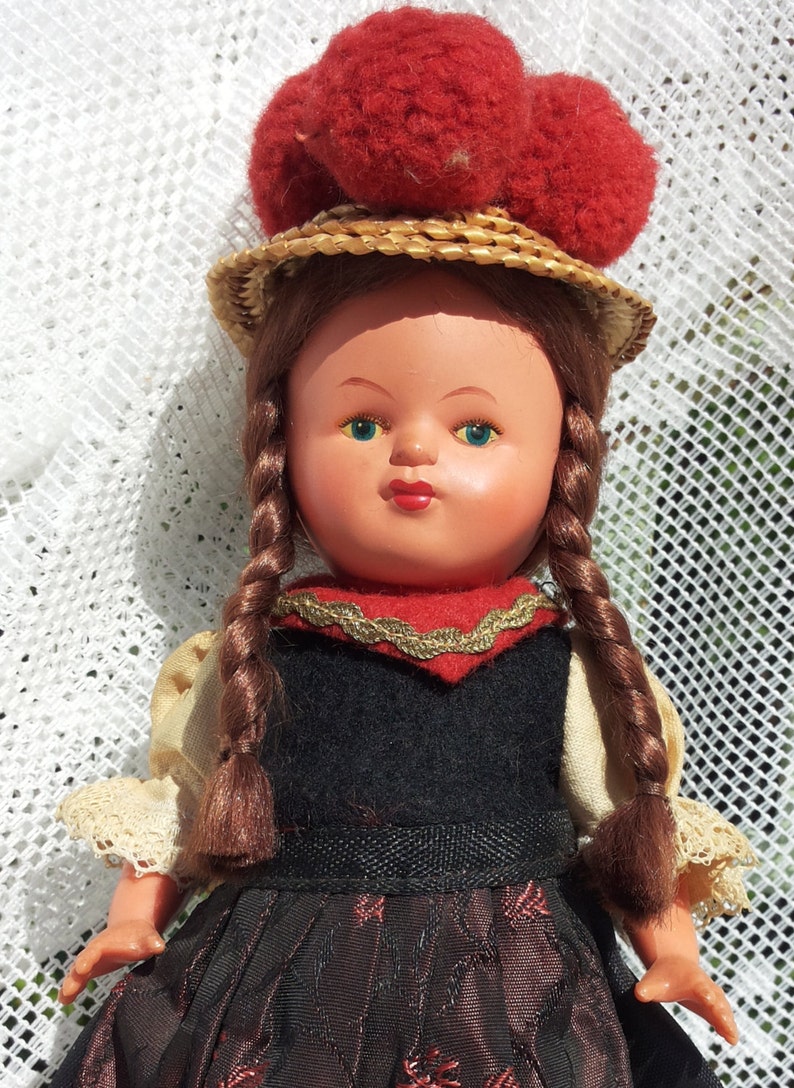 Folkloristisch dik popje bruine vlechten / Vintage kinderspeelgoed / Poppenverzameling / Strooien hoed / Retro / Slavisch / Kanten mouwen afbeelding 2