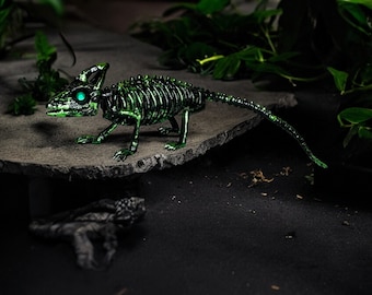 Green Leaf Black Lizard Skeleton