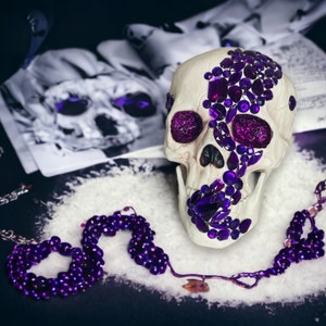 Décoration de fête tête de mort ornée de cristaux violets