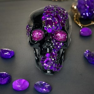 Décoration de fête tête de mort noire embellie de cristaux violets