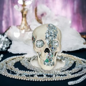 Décoration de fête tête de mort embellie de cristaux transparents et argentés