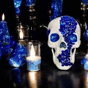 Décoration de fête tête de mort ornée de cristaux bleus
