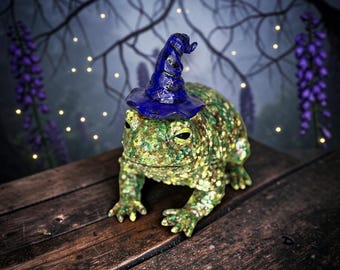 Green Toad with Witch Hat