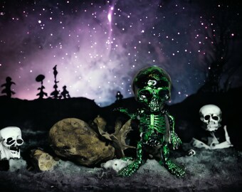 Green Foil Leaf Alien Skeleton