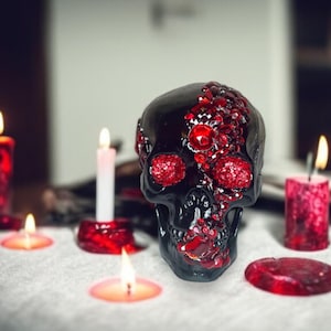 Décoration de fête tête de mort noire ornée de cristaux rouges