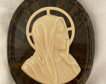 Vintage Retro Plastic Oval Religiosa Mary Madonna Cameo Wall Hanging 7 x 5.5"