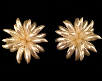 Vintage Retro White Ivory Plastic Mod Atomic Statement Clip-On Earrings Flower