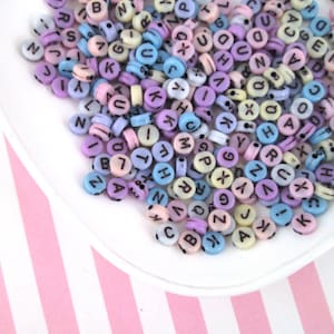 100 cuentas redondas planas de resina pastel de 7 mm, cuentas de letras acrílicas pastel J17