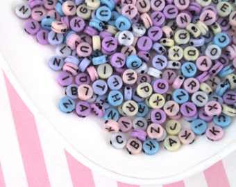 100 pastelowych, płaskich, okrągłych, żywicznych koralików z alfabetem, 7 mm, akrylowych, plastikowych, pastelowych koralików J17