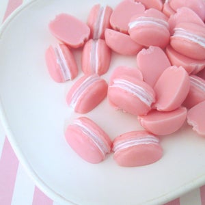 5 rosa miniatyrkabochoner med platt baksida av halva macarons och harts, platta baksida av akrylplast med macarons och kakor 729a