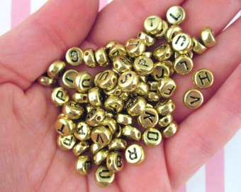 100 cuentas de acrílico y plástico con letras de 7 mm en color dorado y negro, cuentas de resina metálicas con letras, suministros para manualidades infantiles con cuentas J6