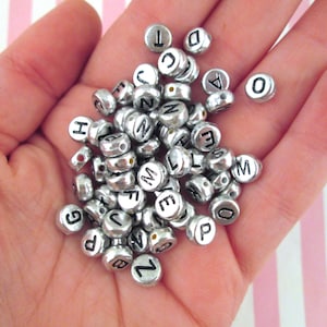 100 cuentas de letras de 7 mm plateadas y negras, cuentas de letras acrílicas metálicas J7