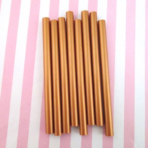 Op de afbeelding: Tien gouden wasstokken voor het verzegelen van enveloppen of voor knutselen.