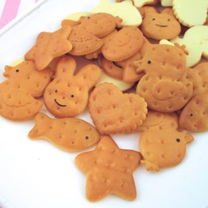 5 Mixed Flatbacked Resin Animal Cracker Cabochons, Fake Bake  Scrapbooking Dollhouse Miniatures,  Flatbacked Acrylic Plastic Cabs 058a