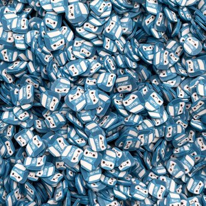K&ouml;nnte beinhalten: Ein gro&szlig;er Haufen blauer und wei&szlig;er Milchpackungsstreusel. Die Packungen haben ein s&uuml;&szlig;es Comic-Gesicht mit einem L&auml;cheln und Augen.