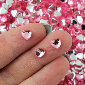 50 cabujones de resina con forma de corazón facetados de color rosa intenso de 6 mm con parte trasera plana, cabujones de uñas lisos de plástico acrílico con parte trasera plana para San Valentín n.º 923