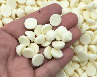 20 NIEJADALNYCH płaskich kawałków białej czekolady z żywicy o średnicy 10 mm, superrealistycznych płaskich kawałków akrylu z imitacją pieczenia, dodatki 1350
