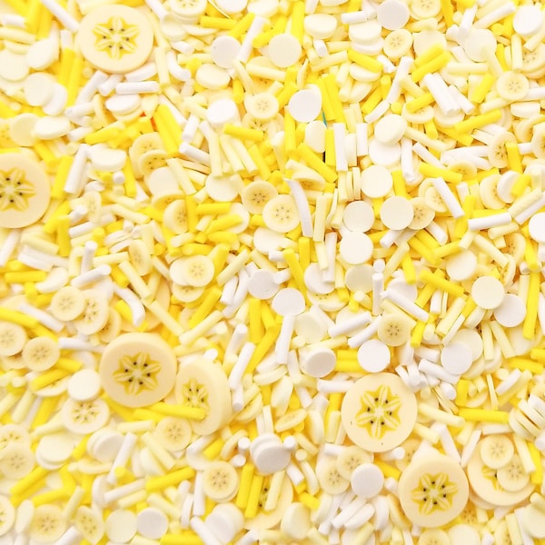 Tarte à la crème à la banane, fausses paillettes d'argile polymère blanches et jaunes avec des tranches de banane géantes, Decoden Funfetti Jimmies E105